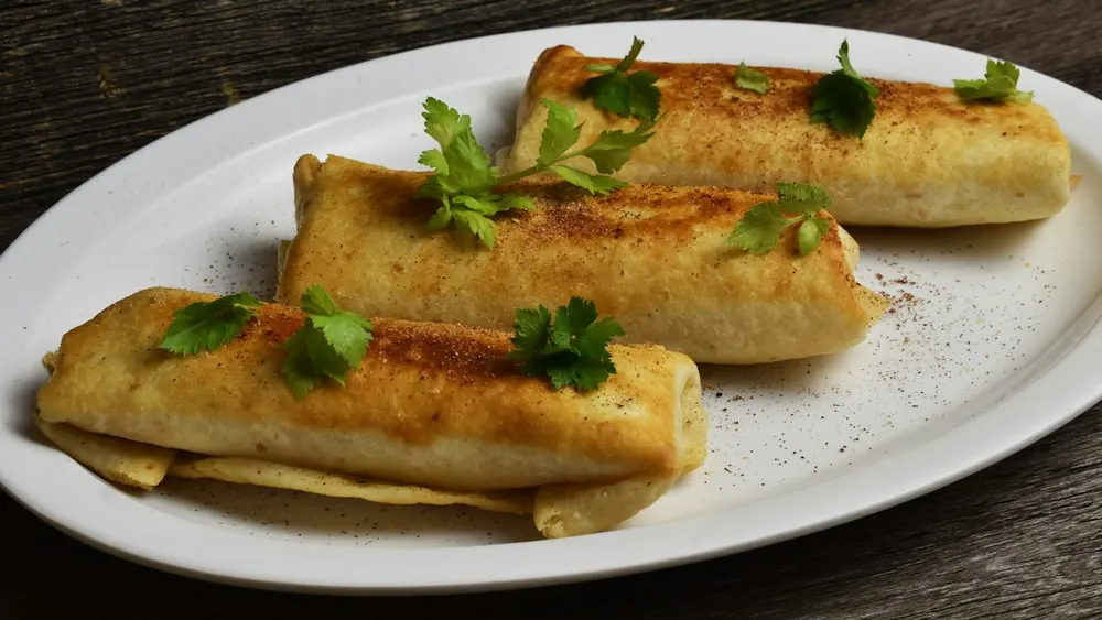 Panquecas enroladas recheadas com presunto e queijo